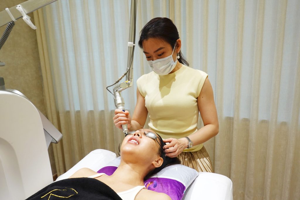 Dr Rachel Ho performing pico laser in The Skin Longevity Clinic