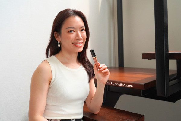 Wearing Chanel Rouge Coco Hydra Gloss in 442 Accessoire