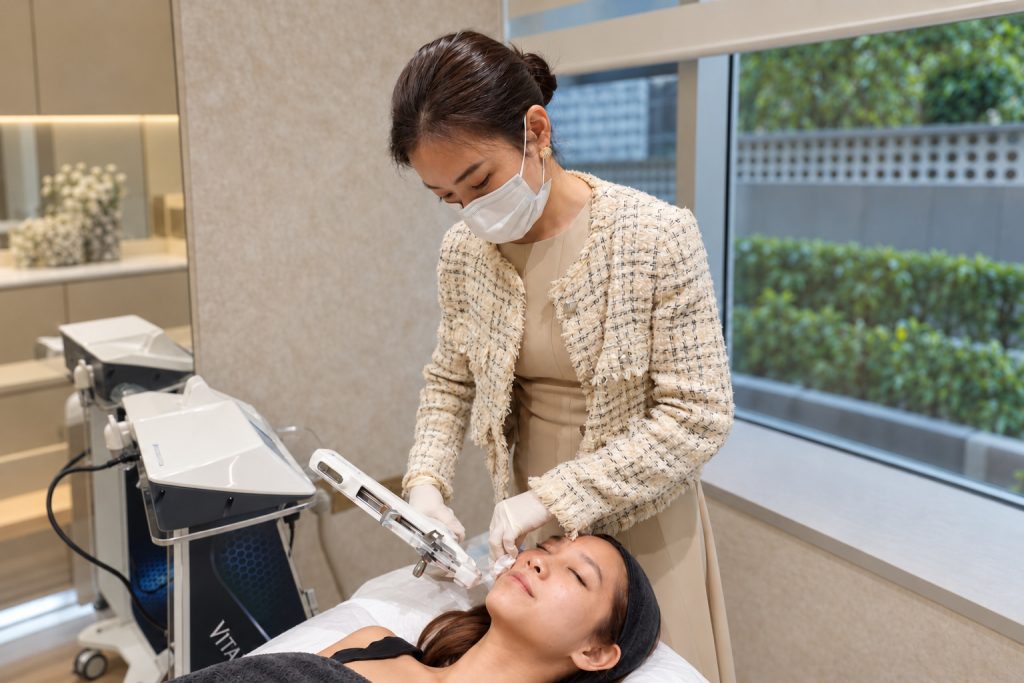 Dr Rachel Ho administering Juvelook skin booster in The Skin Longevity Clinic Singapore for acne scars and enlarged pores using a micro injector